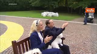 Berlusconi compie 86 anni, Fascina regala mongolfiera "d'amore"