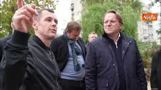 Il commissario Ue Várhelyi visita la Casa della Cultura distrutta di Irpin