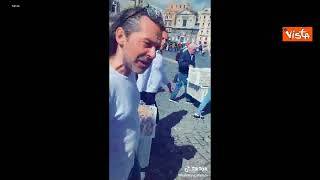 Manifestazione dei fornai a Napoli, regalano il pane a piazza Plebiscito