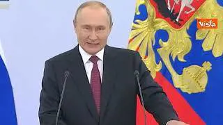 L'applauso per i soldati russi durante cerimonia annessione delle regioni ucraine