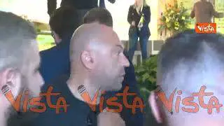 Giorgia Meloni scende dal palco di Coldiretti con in sottofondo "A mano a mano"