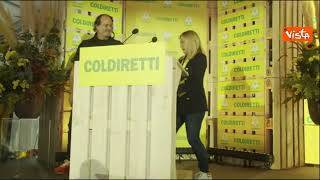 "Che umiliazione". Giorgia Meloni scherza sul palco di Coldiretti