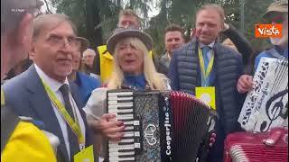 Ignazio La Russa canta con gli Alpini al Villaggio Coldiretti