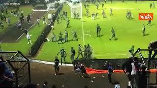 Invasione di campo in Indonesia dopo una partita, almeno 180 morti