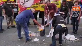 Caro energia, le bollette bruciate in piazza a Roma dai manifestanti