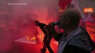 Caro energia, una bolletta gigante bruciata in piazza a Roma durante la protesta dell'Usb