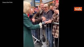 Carlo e Camilla in visita in Scozia, bagno di folla per il nuovo Re