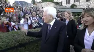 Mattarella ad Assisi, i bambini lo accolgono con rami d'ulivo