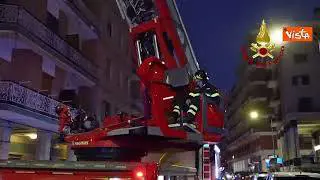 Incendio al nono piano di un edificio ad Avellino, le immagini