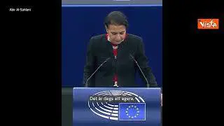 Morte Mahsa Amini, eurodeputata svedese si taglia i capelli al Parlamento europeo