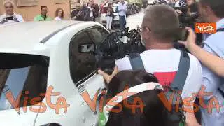 L’uscita di Giorgia Meloni dalla riunione dell’esecutivo di Fratelli d’Italia, le immagini