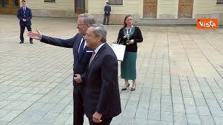 Draghi arriva al Vertice della Comunità politica europea a Praga accolto dal premier ceco Petr Fiala