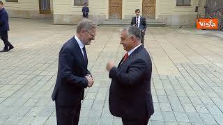Il Presidente ungherese Orbán arriva al Vertice della Comunità politica europea a Praga