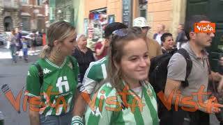 Tifosi Betis Siviglia in giro per il centro di Roma, le immagini con i cori e le maglie biancoverdi