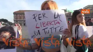 Manifestazione per le donne iraniane a Napoli, le immagini