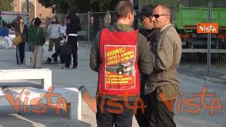 Giovani in piazza contro il Governo Meloni a Milano. Le immagini