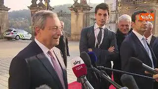 Una sirena interrompe le dichiarazioni alla stampa di Draghi a Praga