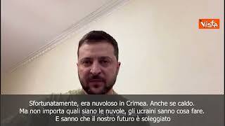 SOTTOTITOLI L'ironia di Zelensky sul ponte di Kerch: "In Crimea nuvoloso, ma faceva caldo"