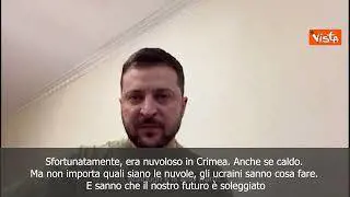 SOTTOTITOLI L'ironia di Zelensky sul ponte di Kerch: "In Crimea nuvoloso, ma faceva caldo"