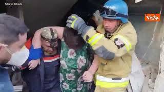Missili a Zaporizhzhia, il video dei soccorsi postato da Zelensky