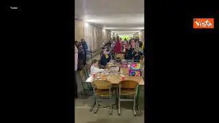 Attacco missilistico a Kiev, bambini cantano l'inno nazionale nella metropolitana