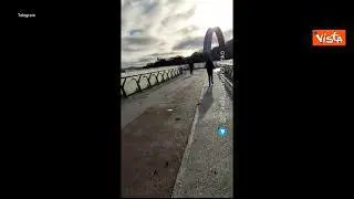 Attacco a Kiev, il ponte di vetro della Capitale ucraina danneggiato