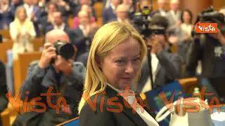 La standing ovation per Meloni all inizio dell’assemblea dei neoeletti di Fratelli d’Italia