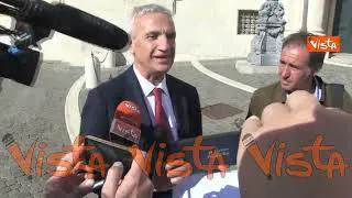 La cravatta regalata da Meloni ed i Capogruppo di FdI ai nuovi eletti in Parlamento, le immagini