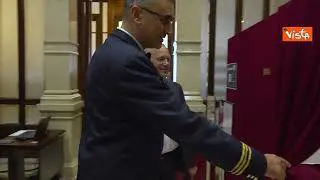 I neoeletti alla Camera posano per la foto del tesserino a Montecitorio