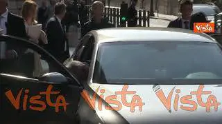 Berlusconi saluta giornalisti e curiosi fuori Palazzo Madama dopo la registrazione in Senato