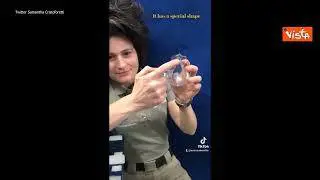 Samantha Cristoforetti mostra la sua tazzina per il caffè "spaziale"