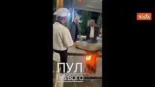 Lukashenko in Tagikistan con il Presidente Rahmon prepara il Plov, piatto tipico del Paese