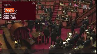 Lo scambio in Aula tra Berlusconi e La Russa, il Presidente di FI sbatte la penna sui banchi