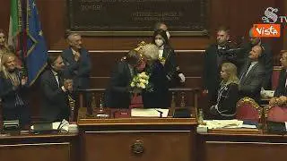 La Russa consegna un mazzo di rose bianche a Liliana Segre