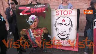 Manifestazione per la pace nei pressi dell’Ambasciata Russa, le immagini con Letta e Calenda