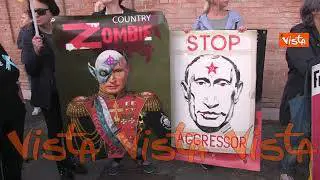 Manifestazione per la pace nei pressi dell’Ambasciata Russa, le immagini con Letta e Calenda