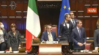 Elezione Presidente Camera, al via il quarto scrutinio. Esposto striscione in aula che viene rimosso