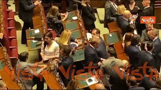 Il look di Giorgia Meloni in Aula con blazer grigio per l’elezione del Presidente della Camera