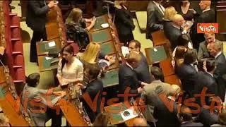 Il look di Giorgia Meloni in Aula con blazer grigio per l’elezione del Presidente della Camera