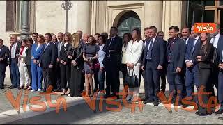 Foto di gruppo per Lega a Montecitorio, Salvini si sposta dall'ombra come suggerito dai fotografi