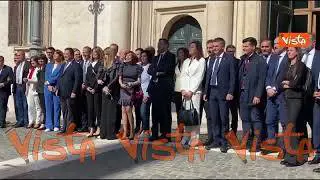 Foto di gruppo per Lega a Montecitorio, Salvini si sposta dall'ombra come suggerito dai fotografi