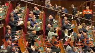 Giorgia Meloni segue lo spoglio alla Camera e commenta i risultati gesticolando