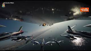 150 anni degli Alpini, le Frecce Tricolori sorvolano Napoli. Le spettacolari immagini