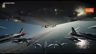 150 anni degli Alpini, le Frecce Tricolori sorvolano Napoli. Le spettacolari immagini