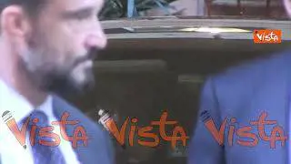 Ecco l’espressione di Berlusconi all’uscita dalla sede di Fratelli d’Italia dopo incontro con Meloni