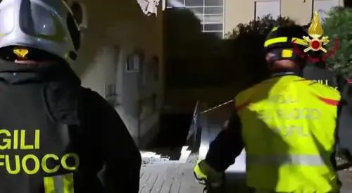 Intervento dei vigili del fuoco dopo il crollo all'università di Cagliari