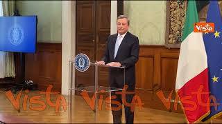 Draghi saluta i giornalisti e scherza: "Non ci sono domande, vero?"