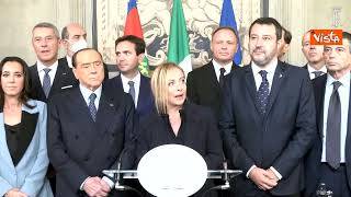 Berlusconi annuisce durante le dichiarazioni di Meloni alla stampa al Quirinale