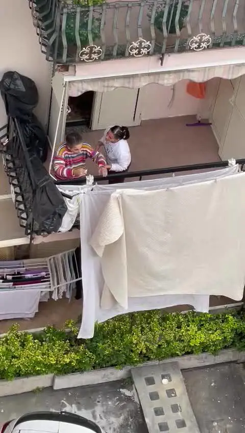 Stende male le lenzuola, disabile picchiato dalla sorella