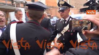 Meloni esce da Montecitorio parlando al telefono e dice ai cronisti "Su ragazzi, fatemi passare"